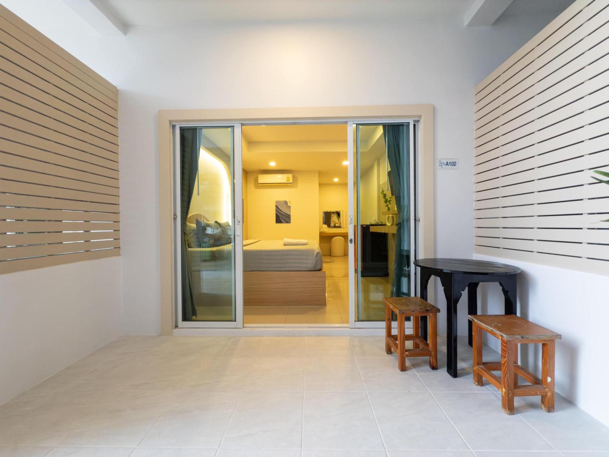The Seathru Koh Larn Hotel Pattaya Exterior photo