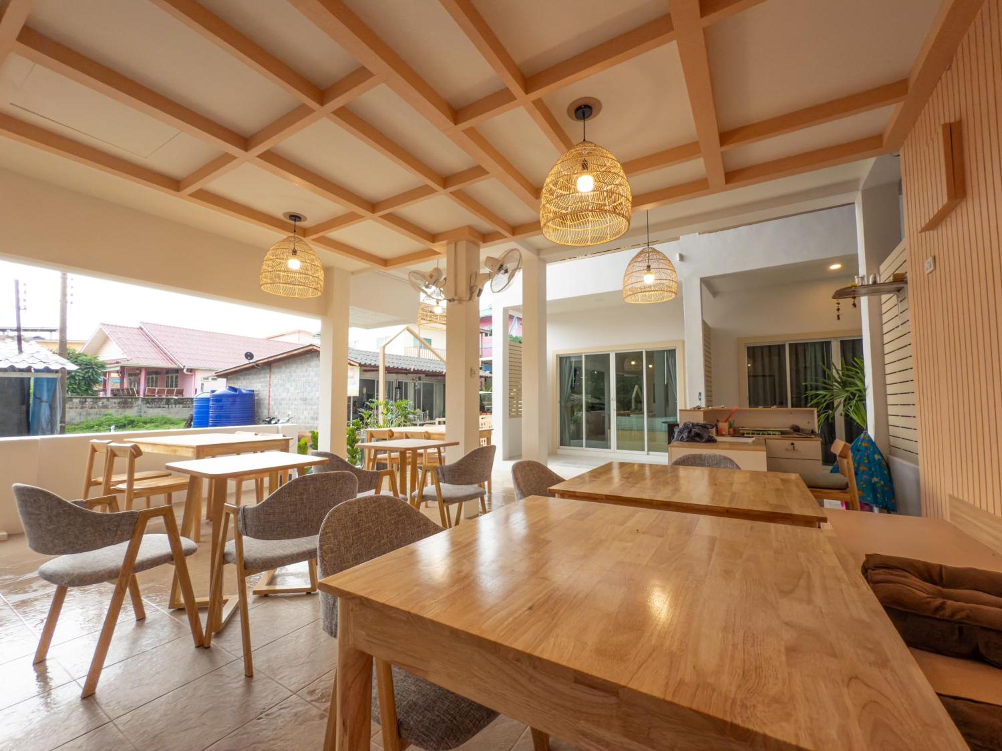 The Seathru Koh Larn Hotel Pattaya Exterior photo